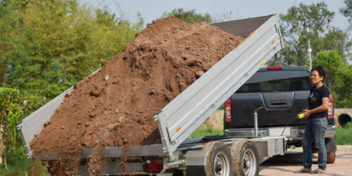 How to choose between an end and side dump trailer